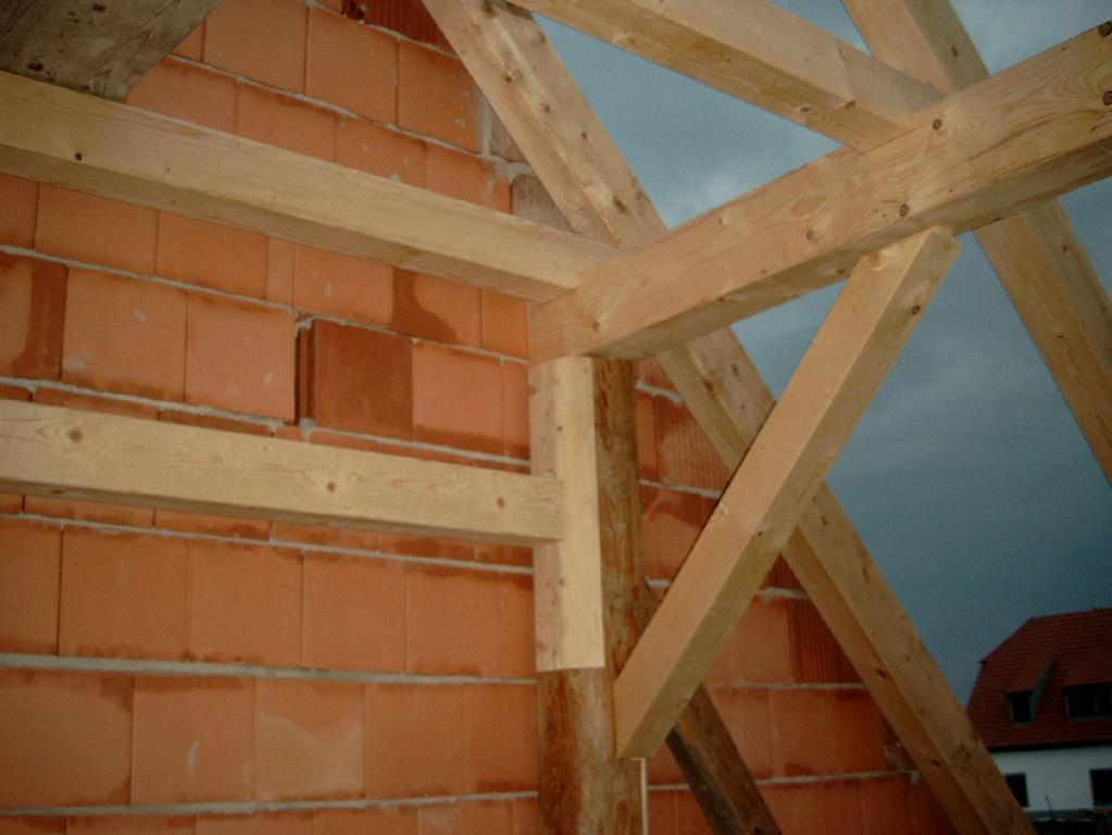 Reparatur eines stark geschädigten Dachstuhles