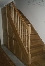 Eingestemmte Wangentreppe aus Eiche mit Setzstufen und Treppenverschlag passend zur Treppe